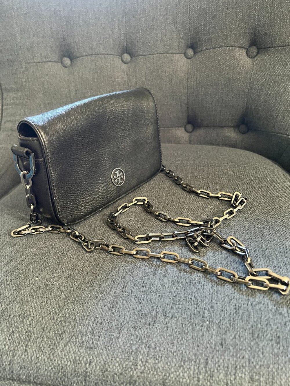 Tory Burch Black Textured Leather Flap Clutch – black Logo